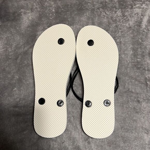 Old Navy Flip Flips Size 8 - Picture 2 of 3